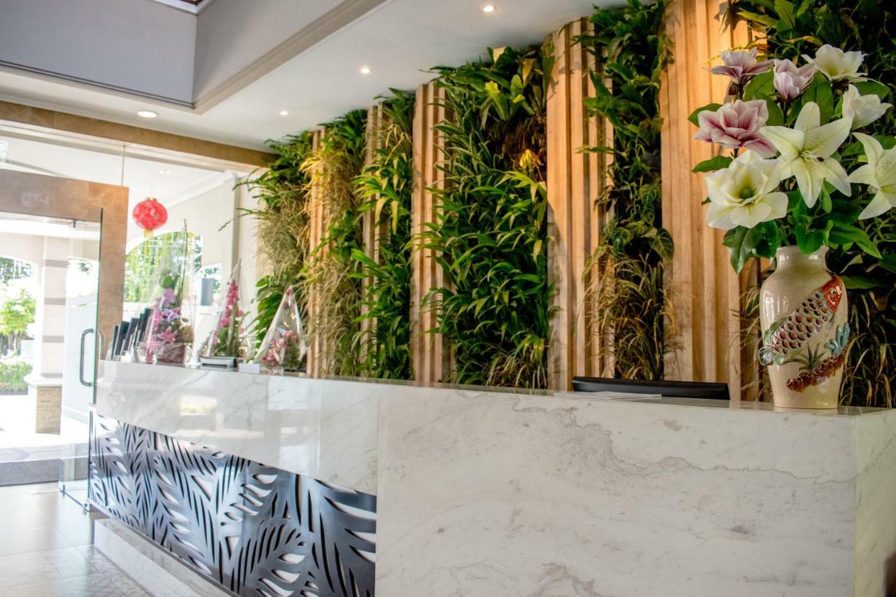 Luminor Hotel Jember By Wh 外观 照片